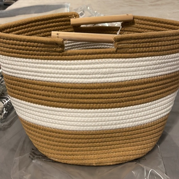 Woven Storage Basket w/Wooden Handles from Summer & Rose Collection. NWT - Picture 3 of 6